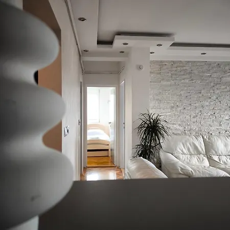 Stan U Centar- Free Garage Apartment Pirot